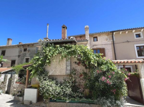 Historic stone holiday home right by the market square